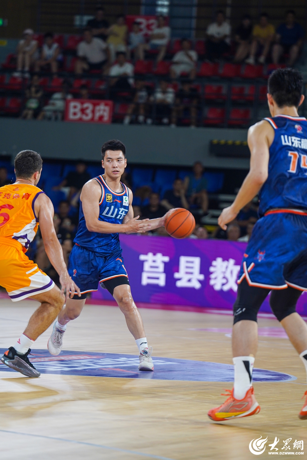 爱游戏官网-关于转折点！山东男篮造点机会，NBA总决赛窗口期攻防权衡，媒体盛赞，阵容厚度经受考验的信息