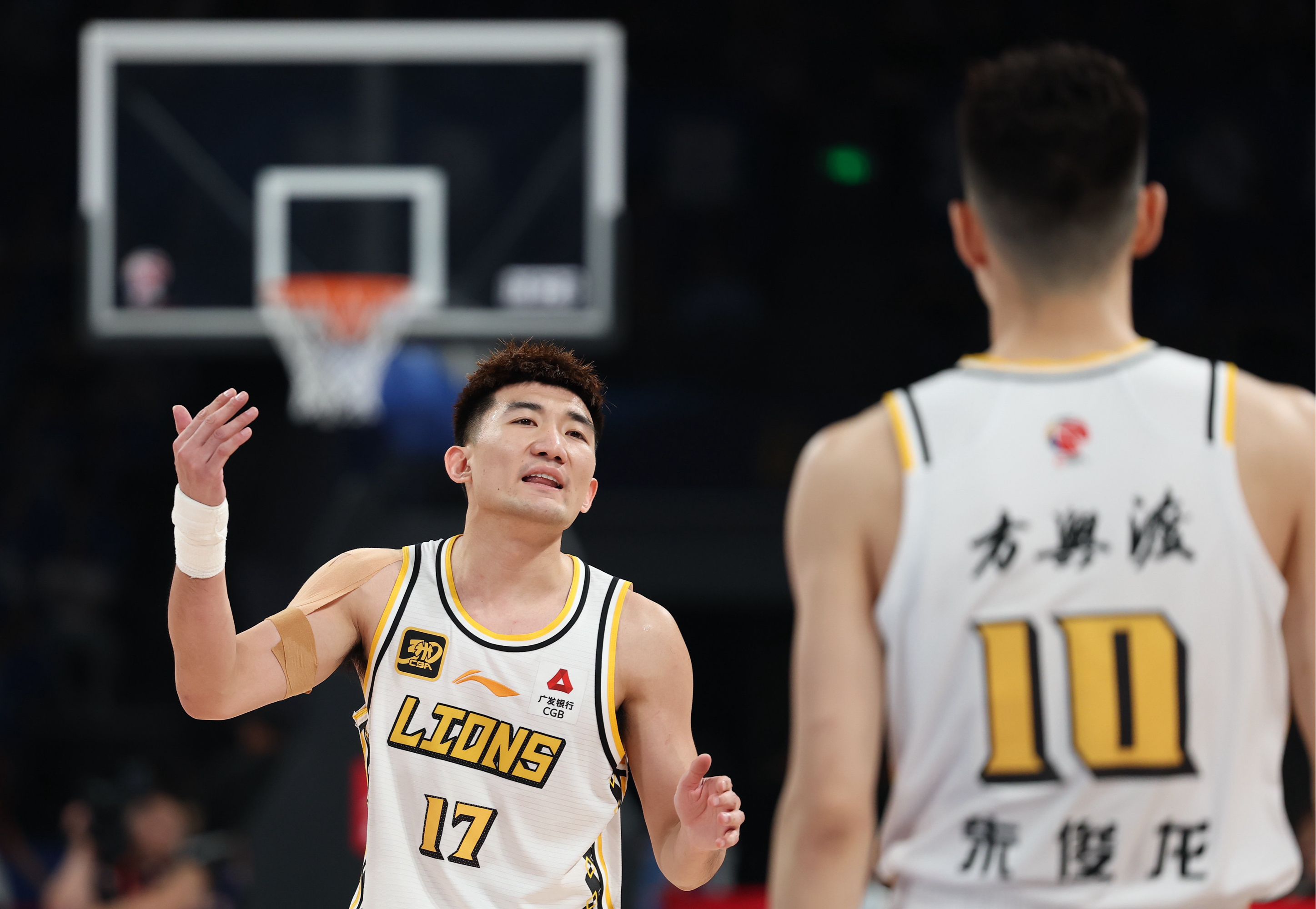 爱游戏app-包含关键时刻CBA常规赛焦点战，夏洛特黄蜂队长鼓劲，气氛紧张，赛程密集仍需轮换的词条